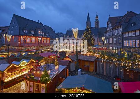 Weihnachtsmarkt mit Kaiserworth und Rathaus in Goslar, Niedersachsen, Deutschland Stockfoto