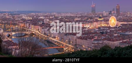 Panoramique Ville de Lyon Rhone Tour de La Pare Dieu Place Bellecoure Pont Bonaparte reflet Paysage urbain grande roue et Tour oxygène de nuit Stockfoto