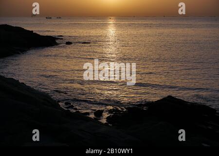 Naturlandschaft des Rizhao Renjiatai Seashore Reef Park in Shandong, China Stockfoto