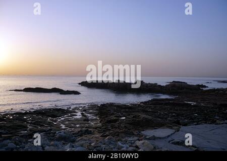 Naturlandschaft des Rizhao Renjiatai Seashore Reef Park in Shandong, China Stockfoto