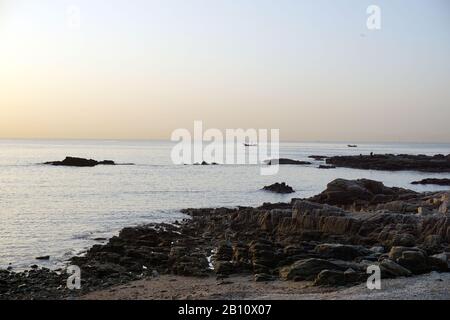 Naturlandschaft des Rizhao Renjiatai Seashore Reef Park in Shandong, China Stockfoto
