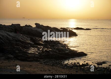 Naturlandschaft des Rizhao Renjiatai Seashore Reef Park in Shandong, China Stockfoto