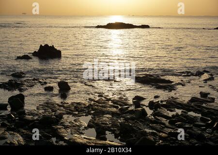 Naturlandschaft des Rizhao Renjiatai Seashore Reef Park in Shandong, China Stockfoto