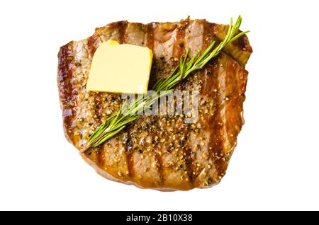 Gegrilltes Grillsteak mit Butter und Rosmarinsprig, isoliert auf weißem Hintergrund Stockfoto