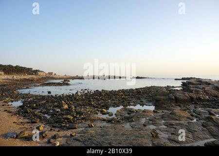 Naturlandschaft des Rizhao Renjiatai Seashore Reef Park in Shandong, China Stockfoto