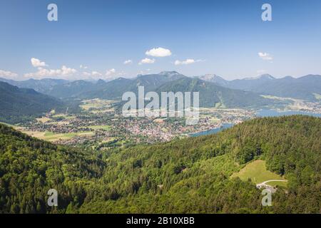 Blick von Riederstein auf den Tegernsee, das Dorf Rottach Egern und das Weissachtal, Bayern, Deutschland, Europa Stockfoto