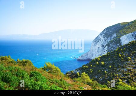 Berglandschaft vom Inselrand mit Blick auf den Kontinent Stockfoto