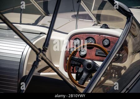 Holzlenkradschiff auf Yacht; Arbeitsplatz der Kapitänsjacht. Stockfoto