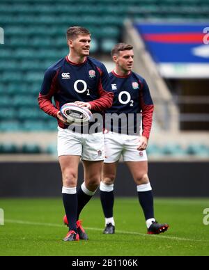 Englands Owen Farrell (links) und George Ford während der Kapitänsfahrt im Twickenham Stadium, London. Stockfoto