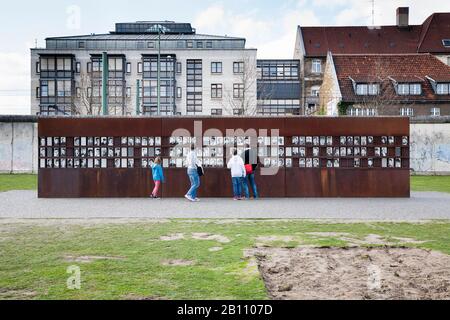 Porträts von Wandopfern, Gedenkstätte Berliner Mauer, Bernauer Straße, Hochzeitsgrenze, Berlin Mitte, Deutschland, Europa Stockfoto