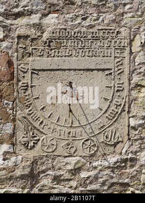 Pfarrkirche St. Peter und Paul, Detail Sonnenuhr von 1494 mit Gemarkungen an der Sakristei, Deuna, Eichsfeld, Thüringen, Deutschland Stockfoto