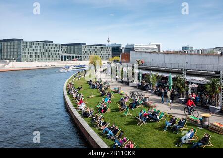 Strandbar am Spreeufer, Regierungsviertel, Mitte, Berlin, Deutschland Stockfoto