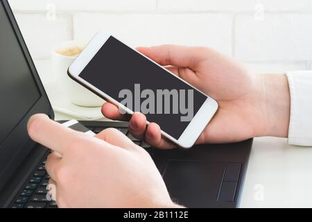 Mobile Zahlung mit Smartphone und Kreditkarte. Verspottes Foto von Handy mit leerem Bildschirm. E-Commerce-Konzept. Stockfoto