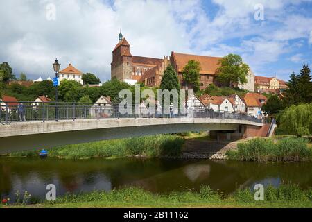 Blick über den Havelseitenkanal zum Domberg mit Dom und dem ehemaligen Prämonstratenserstift St. Marien, Havelberg, Sachsen-anhaltischen Deutschland Stockfoto