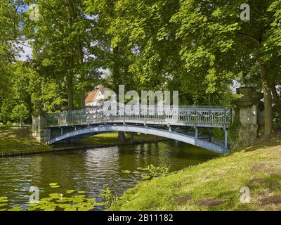 Brücke von der Schlossinsel Mirow zur Liebesinsel im Mirower See, Mirow, Mecklenburg-Vorpommern, Deutschland Stockfoto