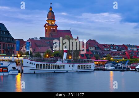 Hafen mit Marienkirche, Waren an der Müritz, Mecklenburg-Vorpommern, Deutschland Stockfoto