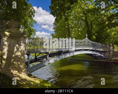 Brücke von der Schlossinsel Mirow zur Liebesinsel im Mirower See, Mirow, Mecklenburg-Vorpommern, Deutschland Stockfoto