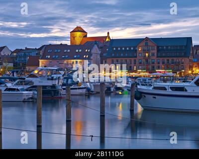 Hafen mit St. Georg Kirche, Waren an der Müritz, Mecklenburg-Vorpommern, Deutschland Stockfoto