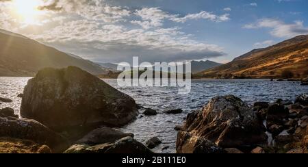 Wunderschöne epische Landschaft von Llynnau Mymmyr mit Snowdon Peak in der Ferne im Winter Stockfoto