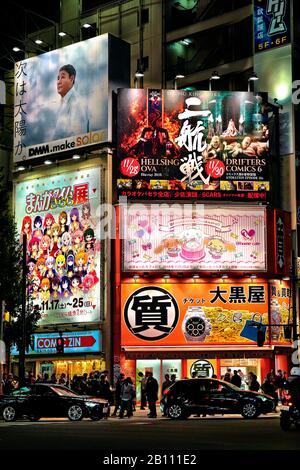 Japan, Honshu-Insel, Kanto, Tokio, der Stadtteil Akihabara nachts. Stockfoto