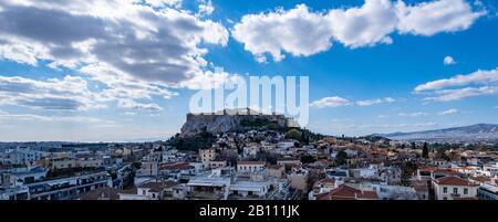 Griechenland. Athen Panoramaansicht. Stadtbild mit dem Akropolishügel und dem Parthenon-Tempel, sonniger Tag, blauer Himmel Stockfoto