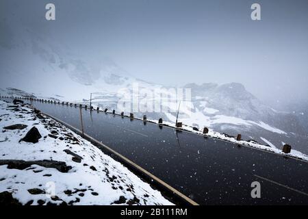 Großglockner Hochalpenstraße im Schneesturm, Österreich Stockfoto