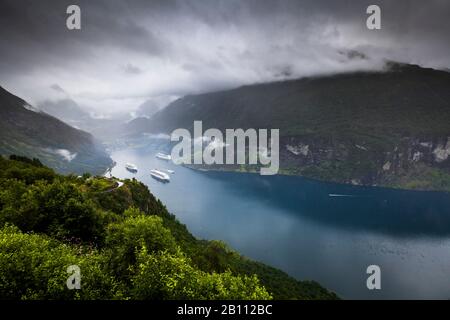 Blick von der Adlerstraße auf den Geirangerjord, Norwegen Stockfoto