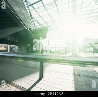 Der Flintholm-Bahnhof und die U-Bahn-Station an einem sonnigen Morgen in Kopenhagen, Dänemark Stockfoto