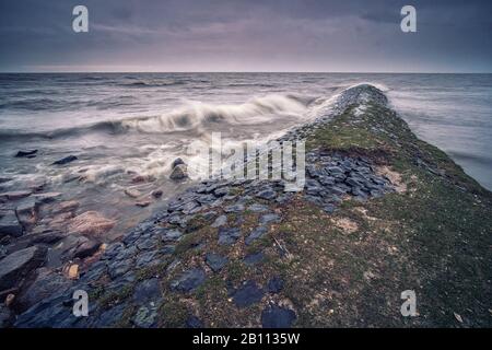 Typischer Wellenbrecher am IJsselmeer nahe der Stadt Hindeloopen in der Provinz Friesland in den Niederlanden Stockfoto