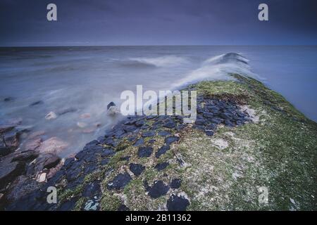 Typischer Wellenbrecher am IJsselmeer nahe der Stadt Hindeloopen in der Provinz Friesland in den Niederlanden Stockfoto