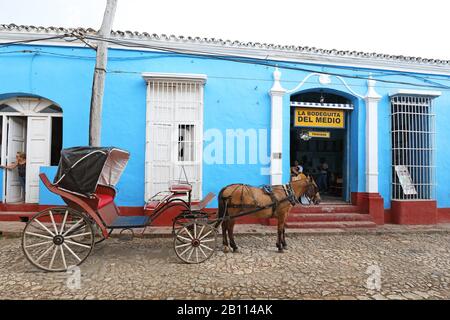 Pferdekutsche vor einer Weinbar, Kuba, Trinidad Stockfoto
