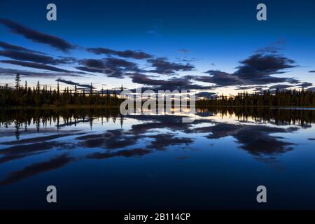 Mondnacht im Naturreservat Sjaunja, Schweden, Lappland, Norrbotten, Naturreservat Sjaunja Stockfoto