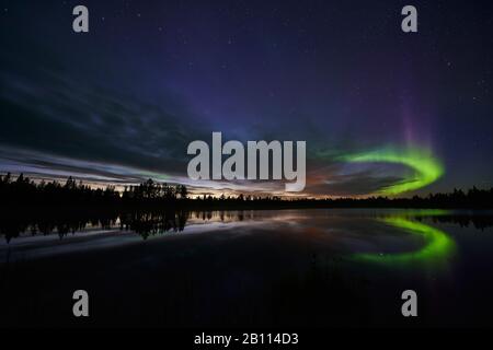 Polarlicht-Spiegelung auf einem See, Schweden, Lappland, Norrbotten, Schwedisch Lappland Stockfoto