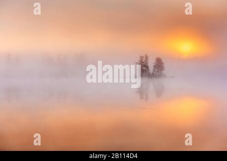 Morgendämmerung an einem Waldsee, Schweden, Lappland, Norrbotten Stockfoto