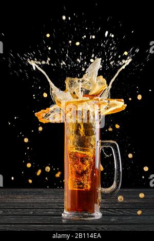 Fallschuss mit Wodka im Glas Bier mit Spritzer und Tropfen Stockfoto