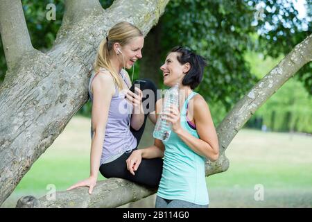 Zwei Frauen in der Sportbekleidung sprechen Stockfoto