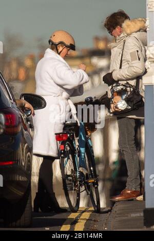 Renee Zellweger fuhr während der Dreharbeiten zu Bridget Jones Diary mit einem Fahrrad Stockfoto