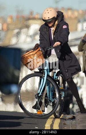 Renee Zellweger fuhr während der Dreharbeiten zu Bridget Jones Diary mit einem Fahrrad Stockfoto