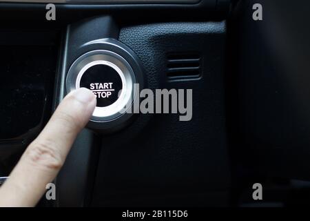 Drücken Sie die Taste, um ein Auto zu starten. Stockfoto