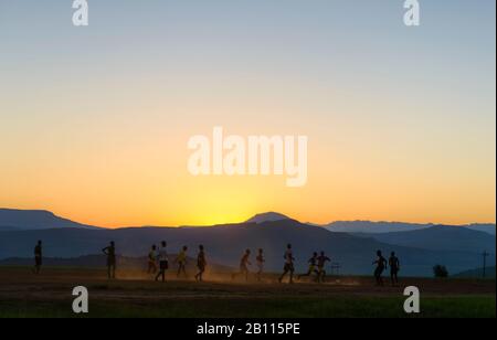 Fußballspiel bei Sonnenuntergang, Provinz Kwazulu Natal, Südafrika Stockfoto