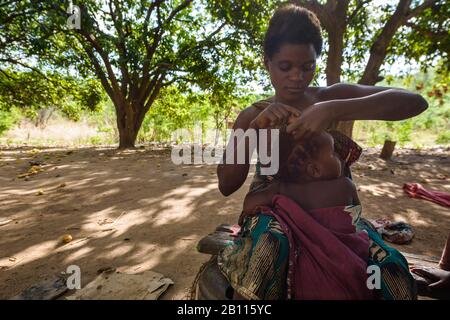 Traditionelle Friseur in einem Dorf, Sambia, Afrika Stockfoto