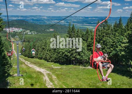 Sessellift von Karpacz zum Gipfel Kopa, in der Nähe von Sniezka (Snezka), in den Bergen Karkonosze (Krkonose) im Sudetes-Gebirge, Nationalpark Karkonosze, Stockfoto