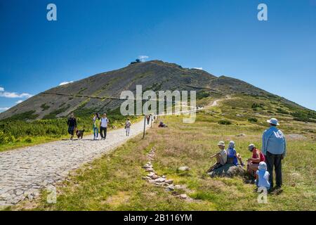 Sniezka, an polnischer und tschechischer Grenze, gesehen am geschäftigen Sommerwochenende von der Hütte in den Karkonosze Bergen im Sudetengebirge, Niederschlesien, Polen Stockfoto