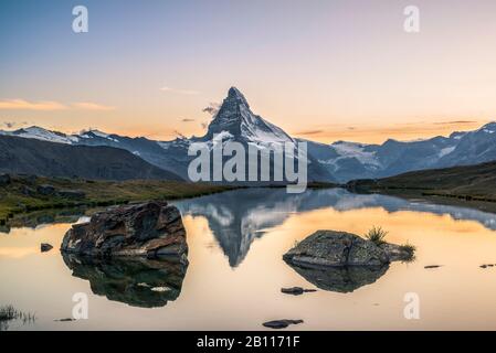 Das Matterhorn spiegelt sich im Stellisee bei Sonnenuntergang, Schweiz, wider Stockfoto