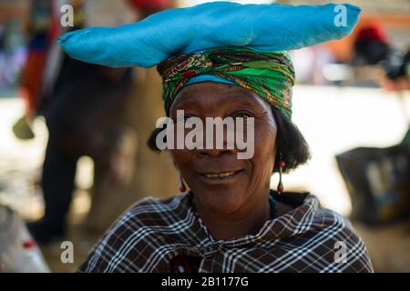 Frau aus dem Stamm der Herero, Opuwo, Namibia, Afrika Stockfoto