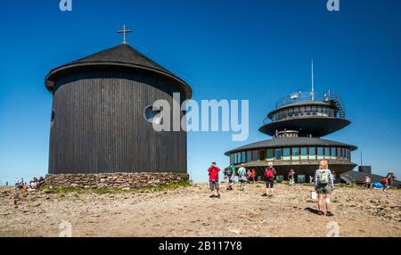 Kapelle, Meteo-Observatorium und Restaurant an der Grenze zu Polen, auf Sniezka (Snezka), Karkonosze (Krkonose), in den Sudetes-Bergen, Polen Stockfoto