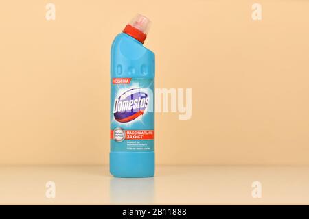 NY, USA - 15. DEZEMBER 2019: Domestos Blue Bottle. Domestos ist ein Haushaltsreinigungsbereich mit Bleichmittel, das von Unilever hergestellt wird Stockfoto