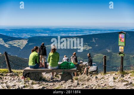 Wanderer, die vom Snezka (Sniezka)-Gipfel im Riesengebirge (Karkonosze), Tschechien/Polen, auf den gletscherkessel Upska Jama blicken Stockfoto