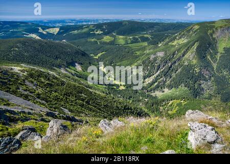 Blick auf den gletscherkessel Upska Jama vom Gipfel Snezka (Sniezka) im Riesengebirge (Karkonosze), Tschechien/Polen Stockfoto