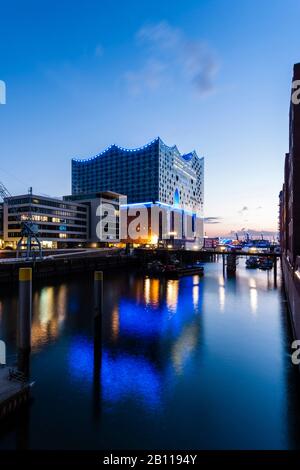 Elbphilharmonie in der Dämmerung, Hafencity, Hamburg, Deutschland Stockfoto